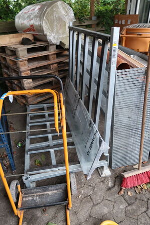 Stativ til glasplader, skraldespand samt reolindbygning til biler