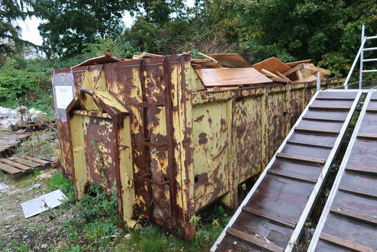 Affaldsontainer med indhold