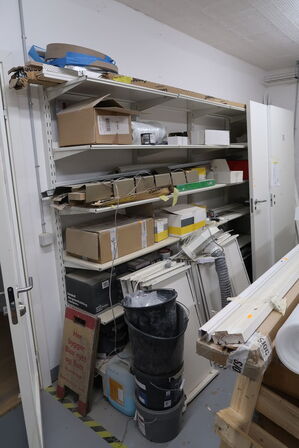 Div. Varelager, værktøj, døre m.m.