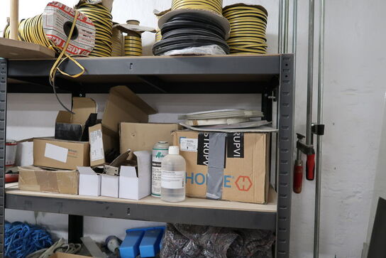 3 fag lagerreoler med div. Skruer m.m.