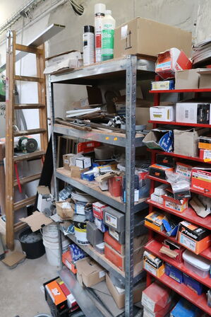 Lagerreol med div. Skruer m.m.