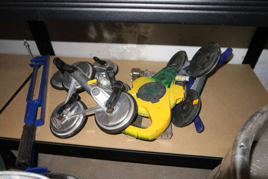 1 stk. hylde med div. Håndværktøj m.m.