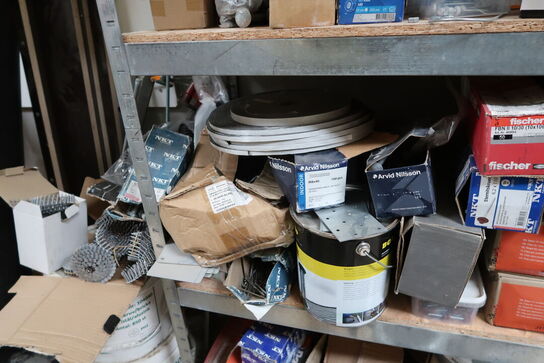 Lagerreol med div. Skruer m.m.