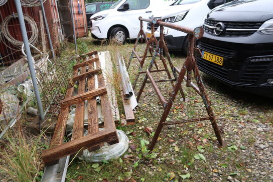 2 stk. bukke, div. Varelager samt byggepladshegn