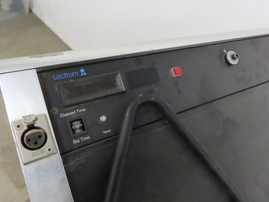 Talerpult med indbyggede kontakter og stik