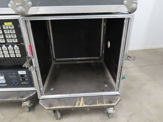 Dimmerracks i flightcase og tom flightcase