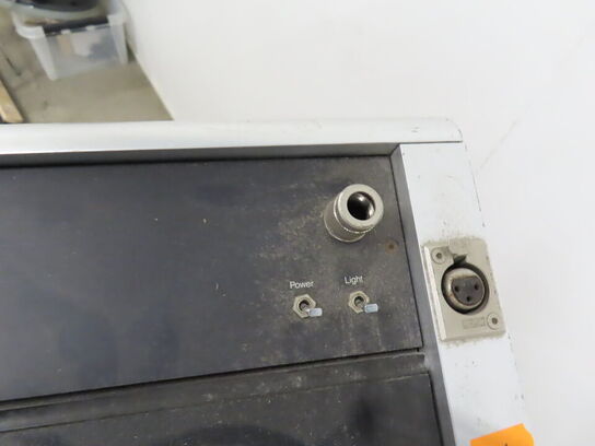 Talerpult med indbyggede kontakter og stik