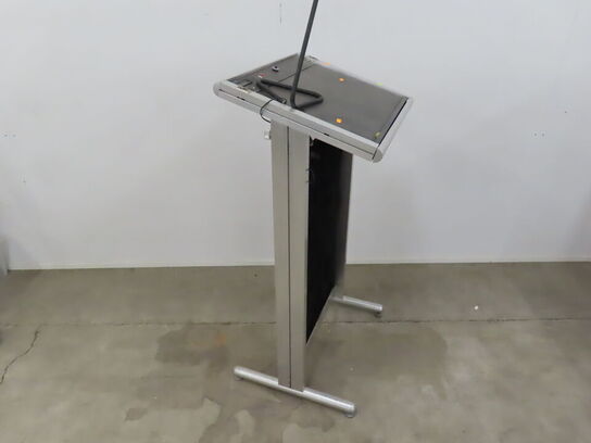 Talerpult med indbyggede kontakter og stik