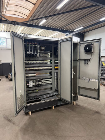 2 stk. styringsskabe m. bl.a. DANFOSS komponenter