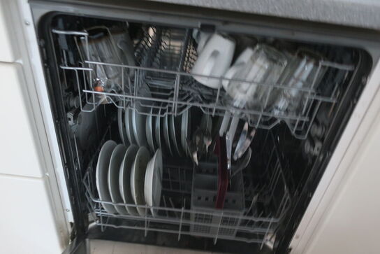 lampe, stol, indhold i køkkenskabe m.m.