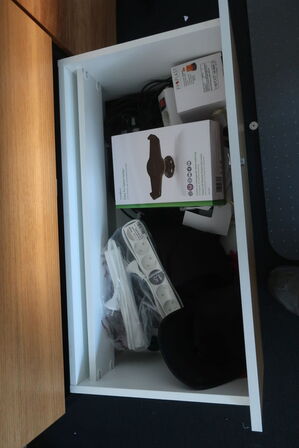 2 stk. reoler med indhold 