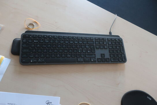 2 stk. el. hæve/sænkebord, skuffemonduler og mus, tastetur, headset