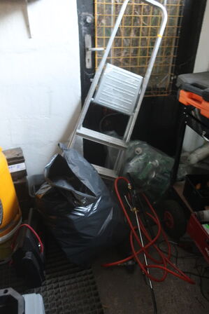 Værkstedsbænk, højtryksrenser, værktøj m.m. 