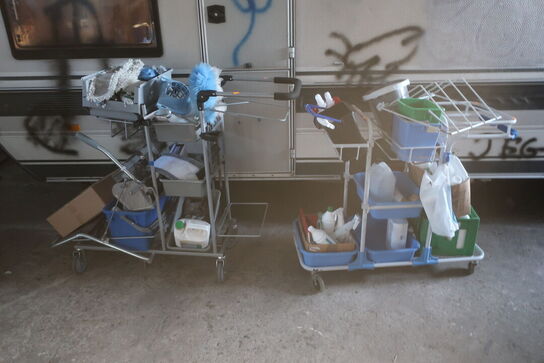 2 stk. rengøringsvogne med indhold