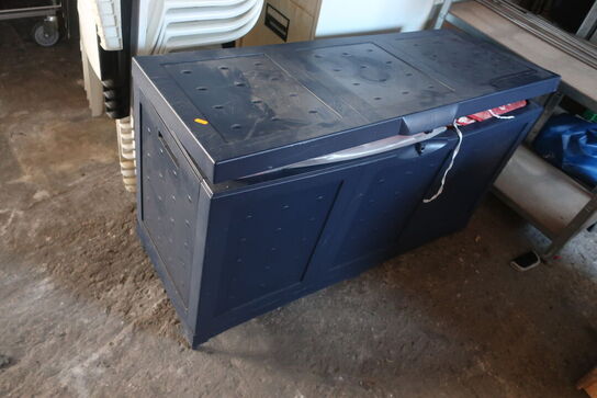 19 stk. havestole, hyndeboks og hylder