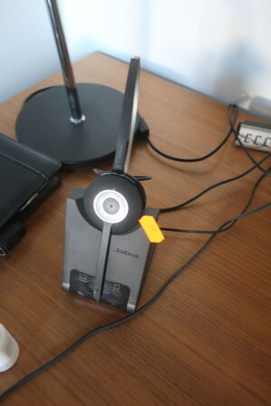 2 stk. monitor DELL P2719H, mus, tastatur og headset