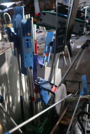 Rengøringsvogn, trækvogn og kosteskafte/stænger