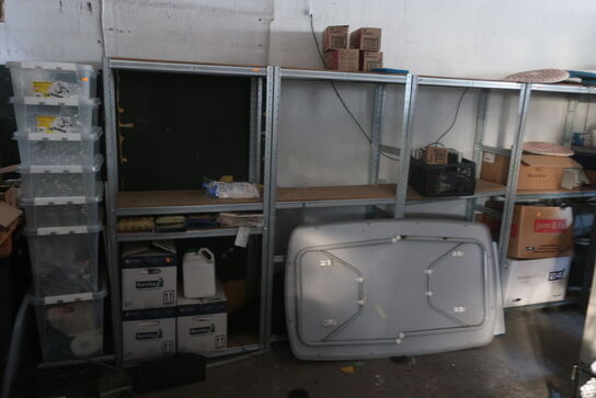 Reoler med indhold og kasser med glas