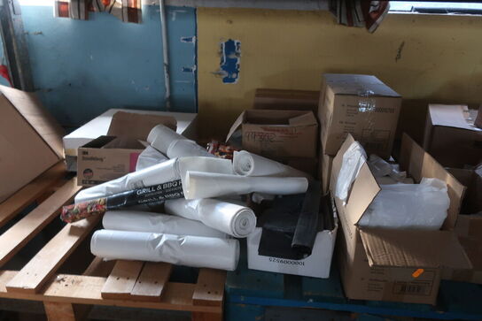 Papir, poser m.m. på reolen 