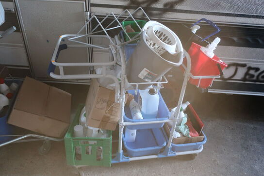 2 stk. rengøringsvogne med indhold