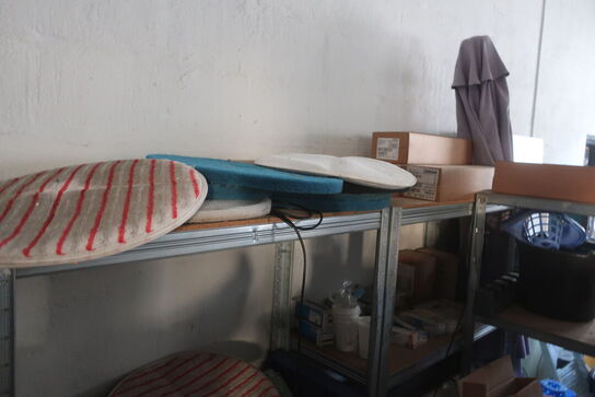 Reoler med indhold og kasser med glas