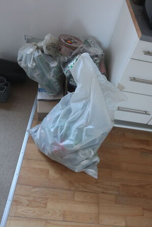 lampe, stol, indhold i køkkenskabe m.m.