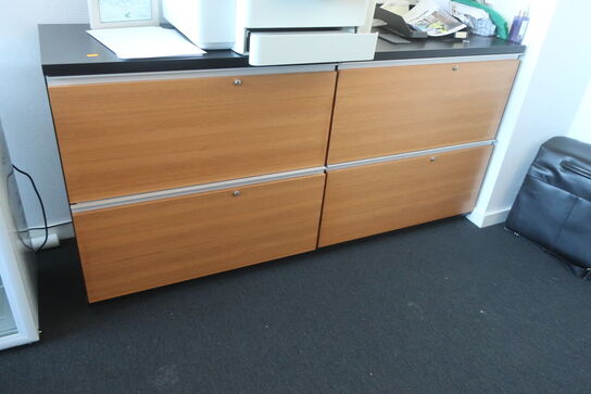 2 stk. reoler med indhold 