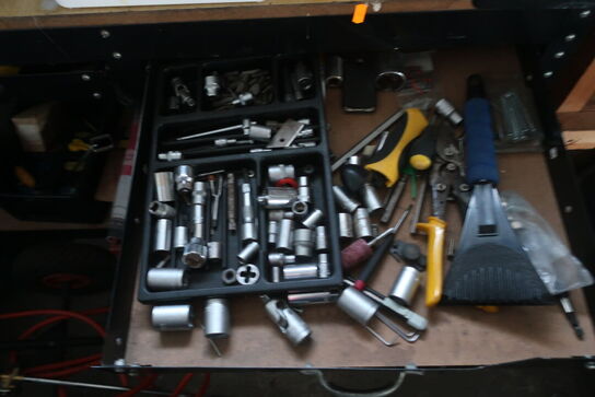 Værkstedsbænk, højtryksrenser, værktøj m.m. 