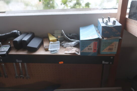 Værkstedsbænk, højtryksrenser, værktøj m.m. 