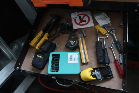 Værkstedsbænk, højtryksrenser, værktøj m.m. 