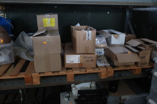 Papir, poser m.m. på reolen 