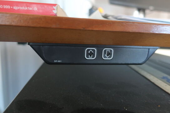 El. hæve/sænkebord, stol, skuffemondul og lampe