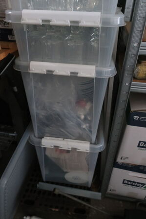 Reoler med indhold og kasser med glas