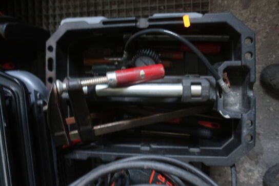 Værkstedsbænk, højtryksrenser, værktøj m.m. 