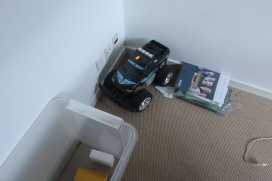 lampe, stol, indhold i køkkenskabe m.m.