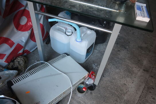 Arbejdsbord, rengøringsvogn, airhockey alt med indhold