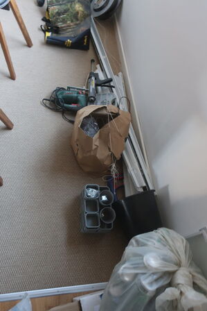 lampe, stol, indhold i køkkenskabe m.m.