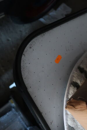 Arbejdsbord, rengøringsvogn, airhockey alt med indhold