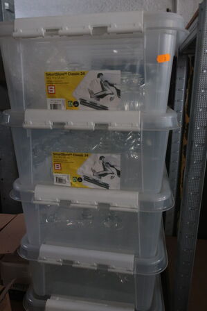 Reoler med indhold og kasser med glas