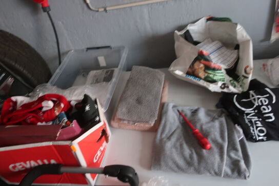 Arbejdsbord, rengøringsvogn, airhockey alt med indhold