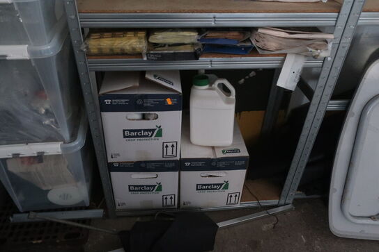 Reoler med indhold og kasser med glas