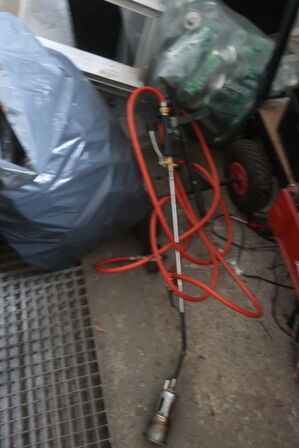 Værkstedsbænk, højtryksrenser, værktøj m.m. 