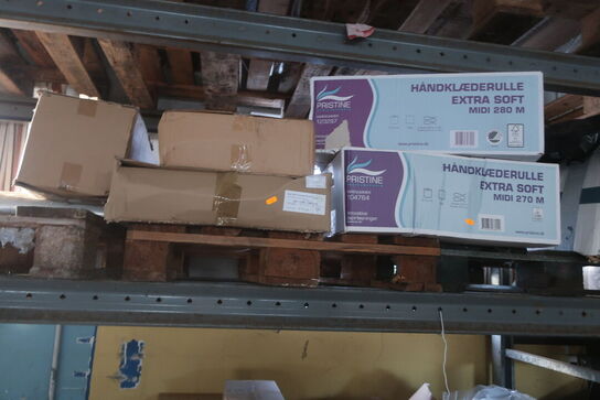 Papir, poser m.m. på reolen 