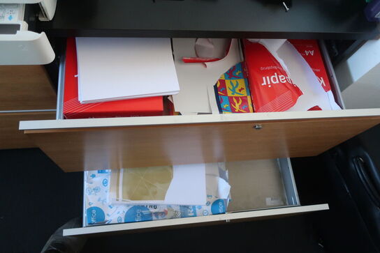 2 stk. reoler med indhold 