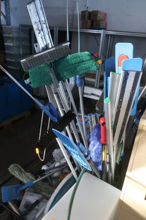 Rengøringsvogn, trækvogn og kosteskafte/stænger