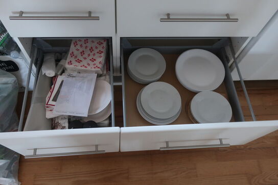 lampe, stol, indhold i køkkenskabe m.m.