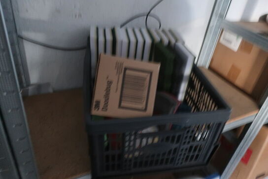 Reoler med indhold og kasser med glas