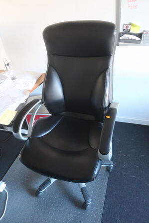 El. hæve/sænkebord, stol, skuffemondul og lampe