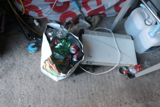 Arbejdsbord, rengøringsvogn, airhockey alt med indhold