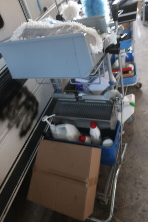 2 stk. rengøringsvogne med indhold